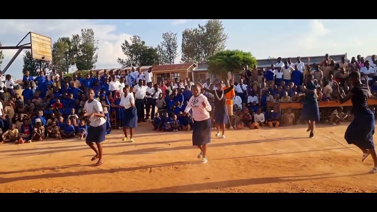 GYT TWATANGIYE Igikorwa Cyo Gusura ibigo by'amashuli G.S Gisagara A Tunareba impano Abana bafite