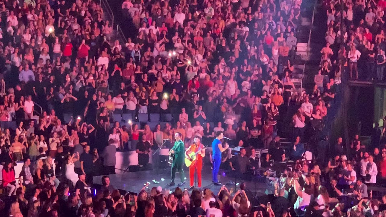 Jonas Brothers - A Little Bit Longer & Black Keys (Live Performance in Buffalo, NY)