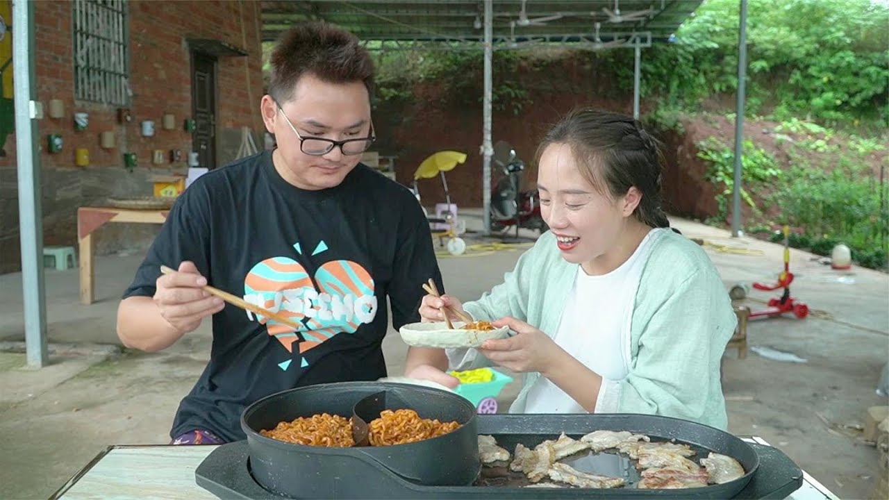 烤五花肉遇到火鸡面，让吃货小妹儿疯狂，吃一大口太满足了
