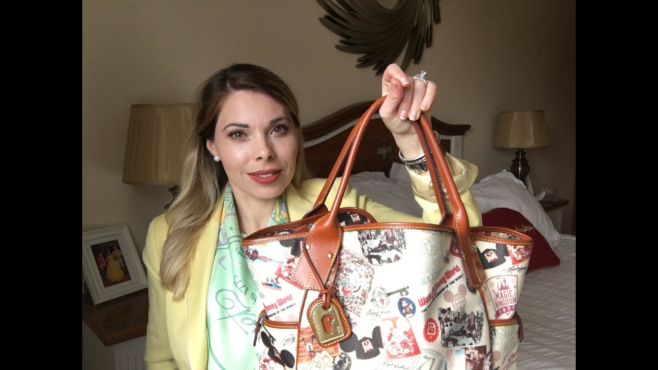 Que lleva en su bolso una chica Disney.