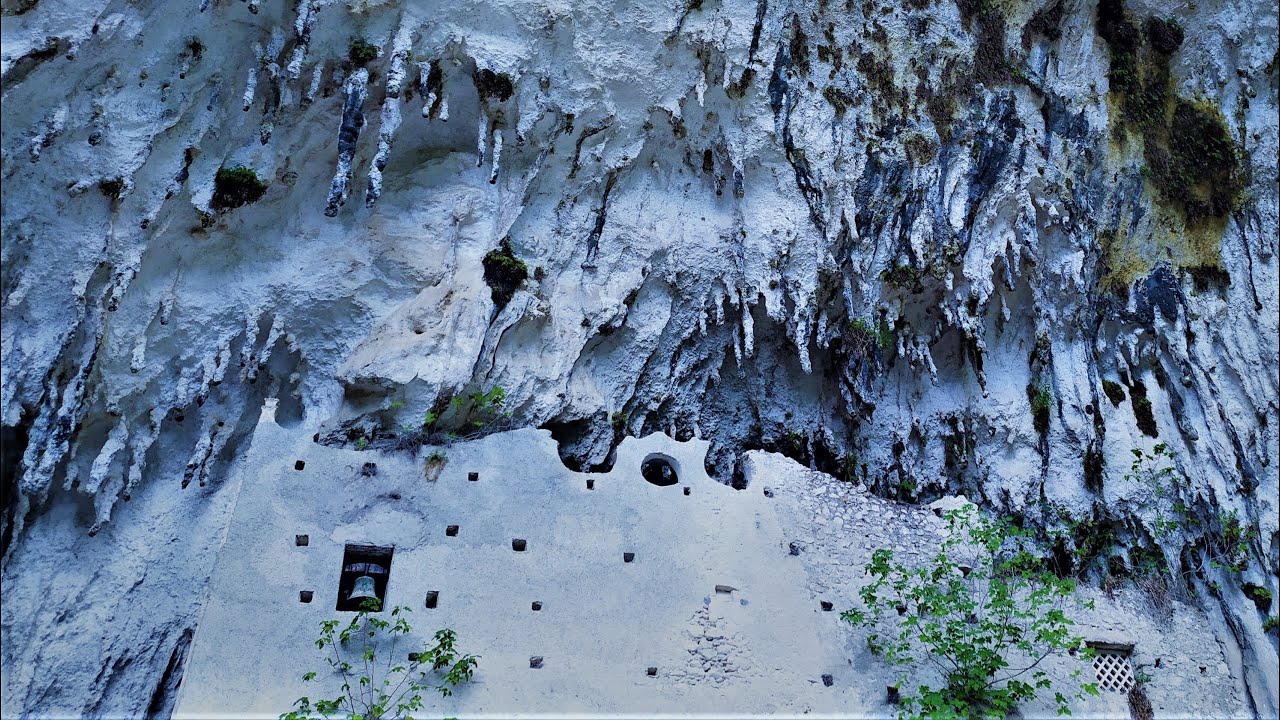 Нереальна крутая скала, водопад ,Cascate di Calabritto . Гори . лес .  Италия