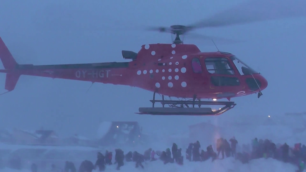 I Nuuk, Grønland, ankommer julemanden i helikopter