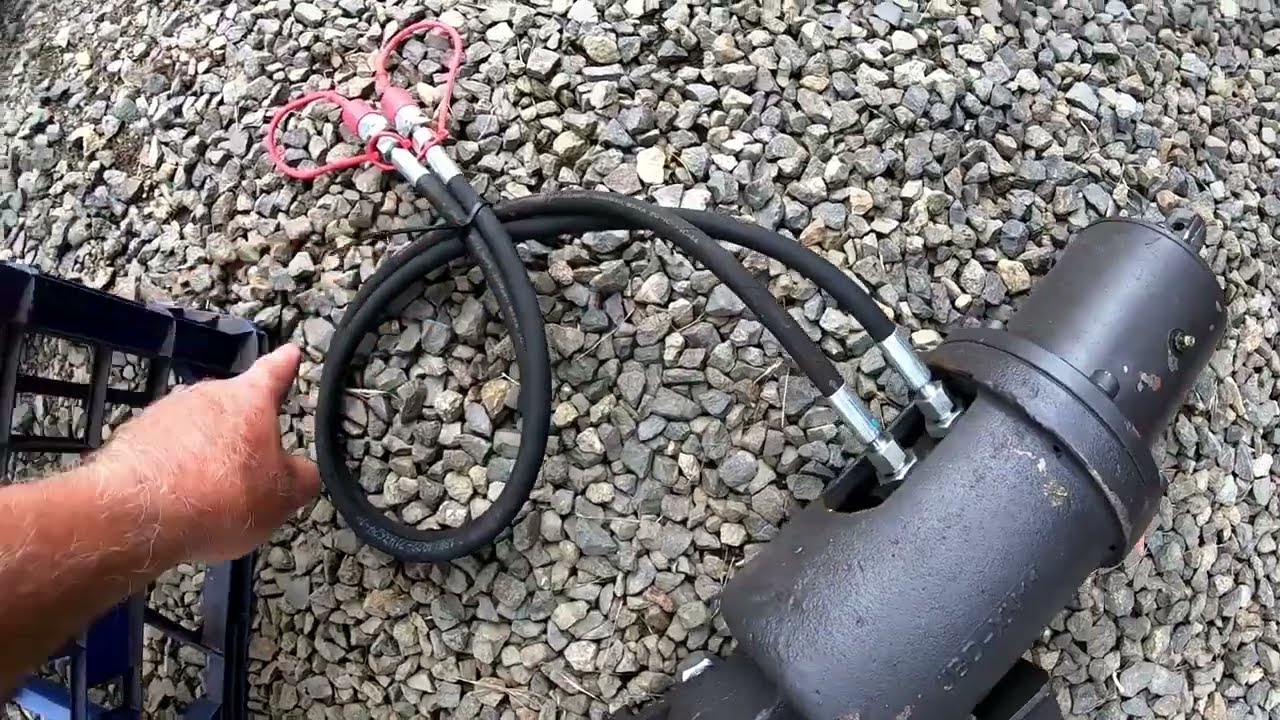 UHI - Fitting the Auger to Mini Excavator UHI UME 12