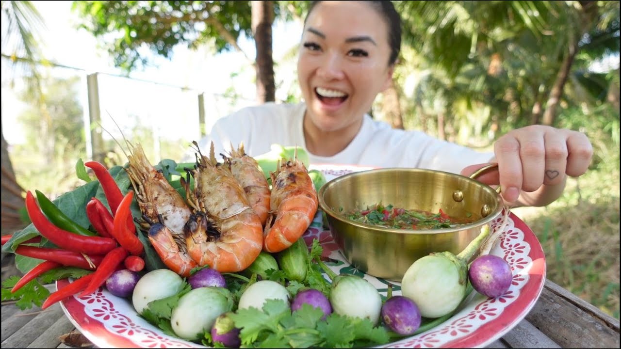 GRILLING GIANT PRAWNS + MAKING GREEN SEAFOOD SAUCE (MUKBANG OUTSIDE) | SASVlogs