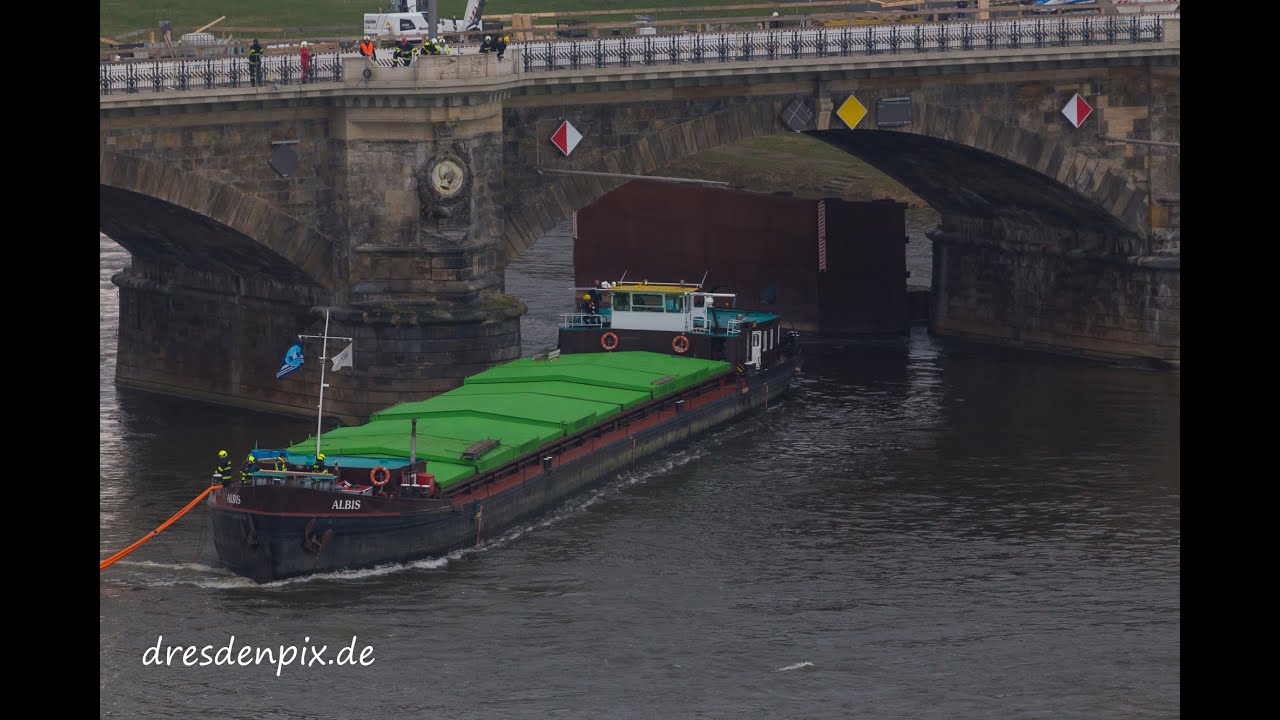 Bergung eines Frachters an der Albertbrücke in Dresden
