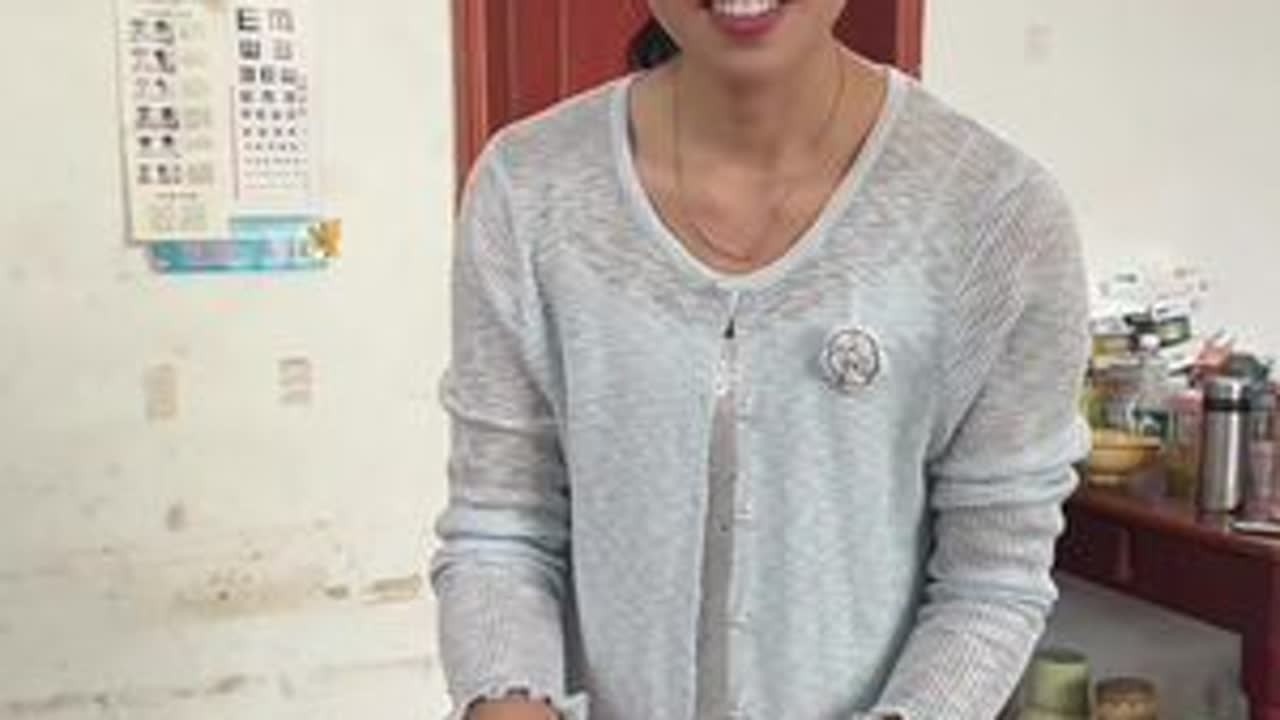 爸爸今年看我们都在这，前几天就特意去竹林捡的粽叶准备包粽子吃的，爸爸怕妈妈包不好就给婆婆请来帮忙包，家有一老如有一宝，在婆婆的带领下我们都学会了。#我的乡村生活 #农村生活 #记录真实生活 #家...