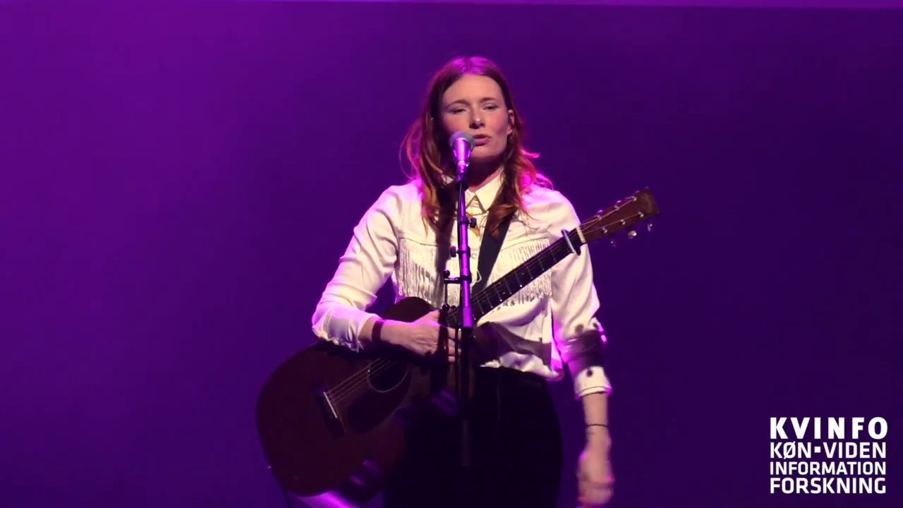 Annikka Aakjær på scenen 8. marts 2018 i Vega