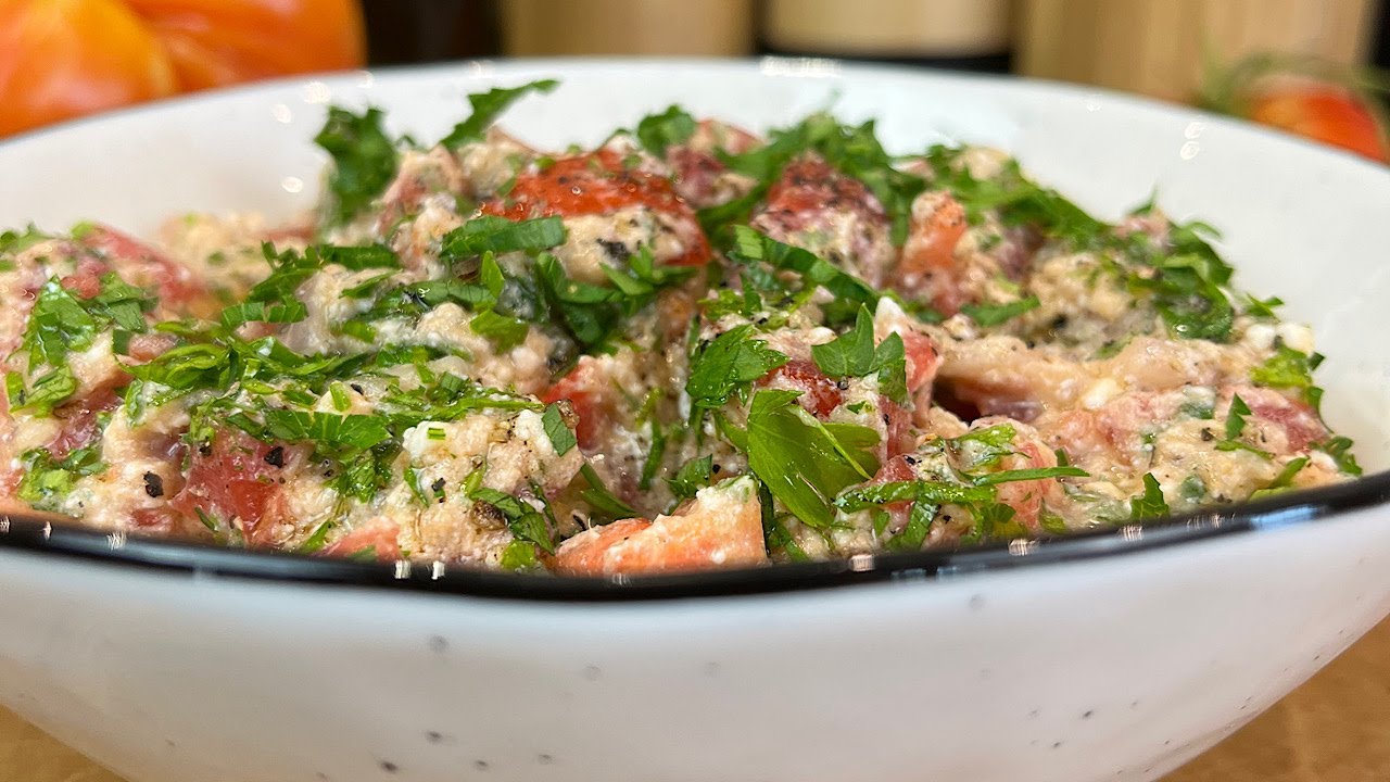 Salade de tomates à la brousse et aux sardines en boîte