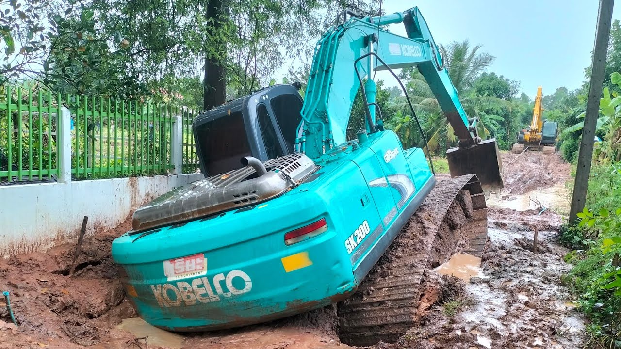ปฏิบัติการระห่ำ!! กู้เดือด!! ดุดัน!! รถแบคโฮSUMITOMOsh210 ดึงดุ KOBELCOsk200 โหดขั้นเทพ!!