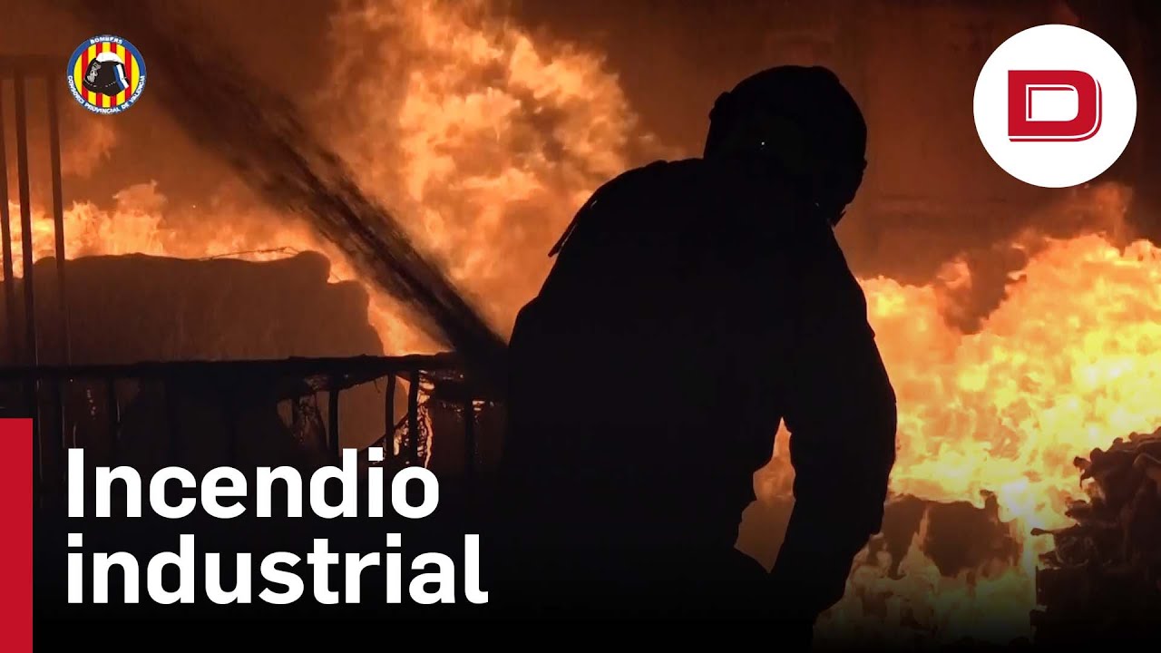 Los bomberos apagan un incendio junto a una fábrica de plásticos en Valencia