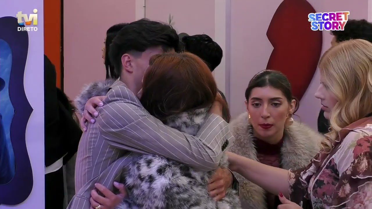 Em pranto, Eva fica inconsol&aacute;vel com a sa&iacute;da de Jo&atilde;o e acaba a chorar nos bra&ccedil;os de Diogo