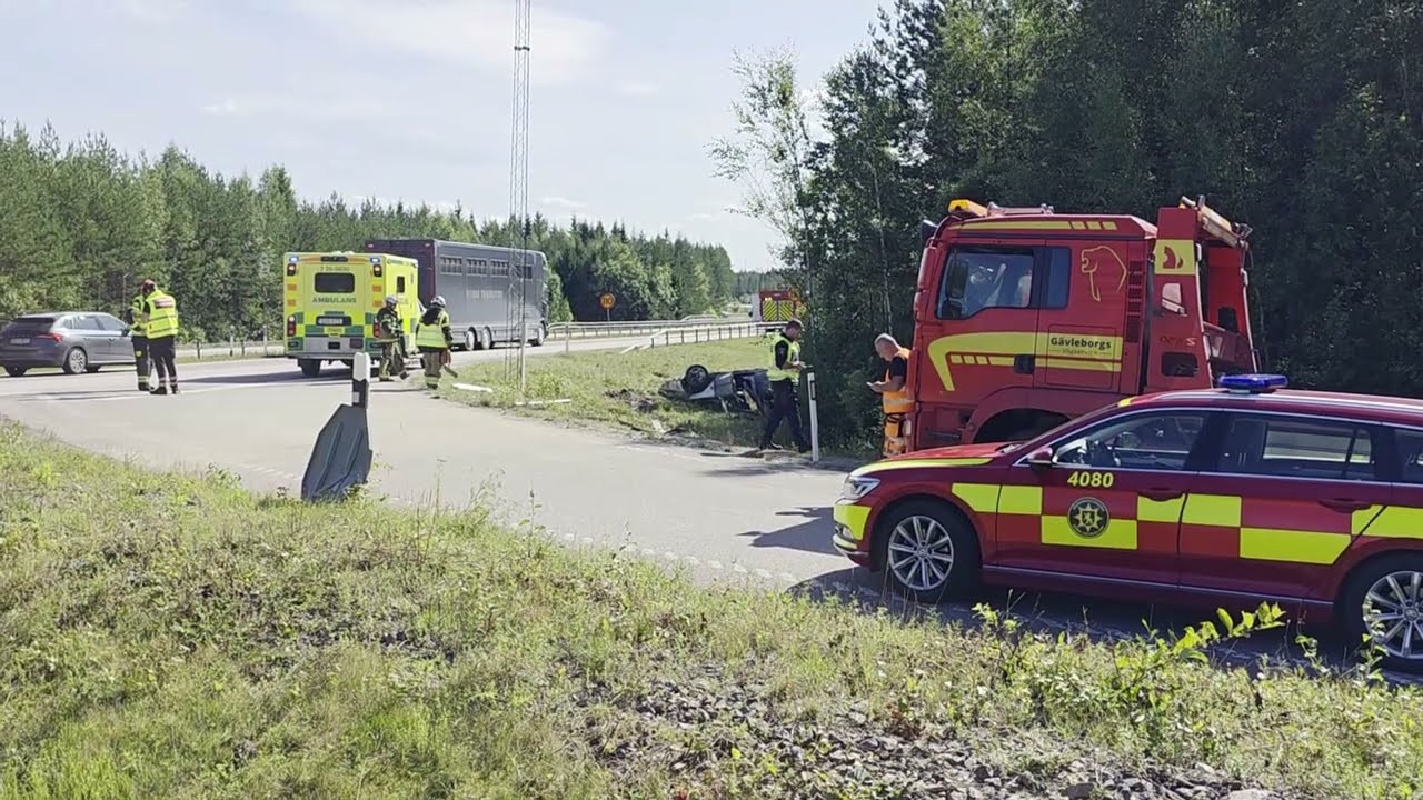 Söderhamn: Personbil voltade på E4