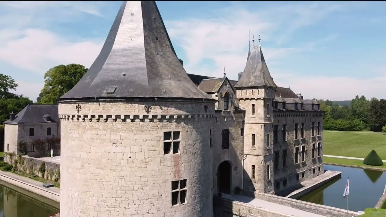 Couvin ,  Le   Château  de et à   Boussu -en -Fagne