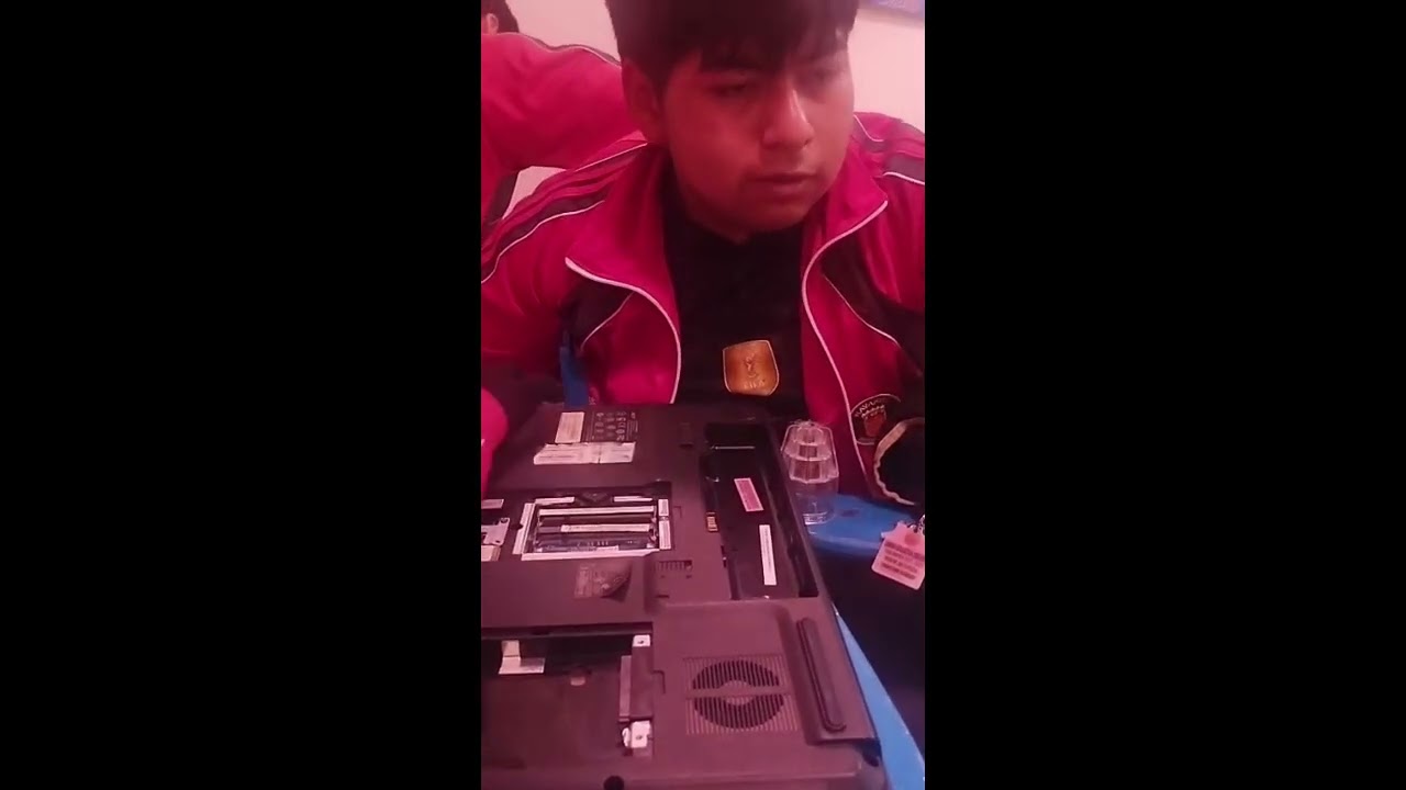 Armar y desarmar una laptop, trabajo por Alan Guanolema, Kadir Mejia, Mateo Moreno y Bryan Allauca