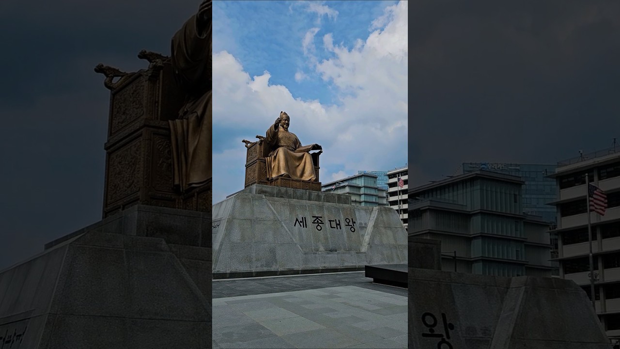 The statue of King Sejong was built in Gwanghwamun on the day of the Hangeul 9,10, 09. Bronze 9,5 m