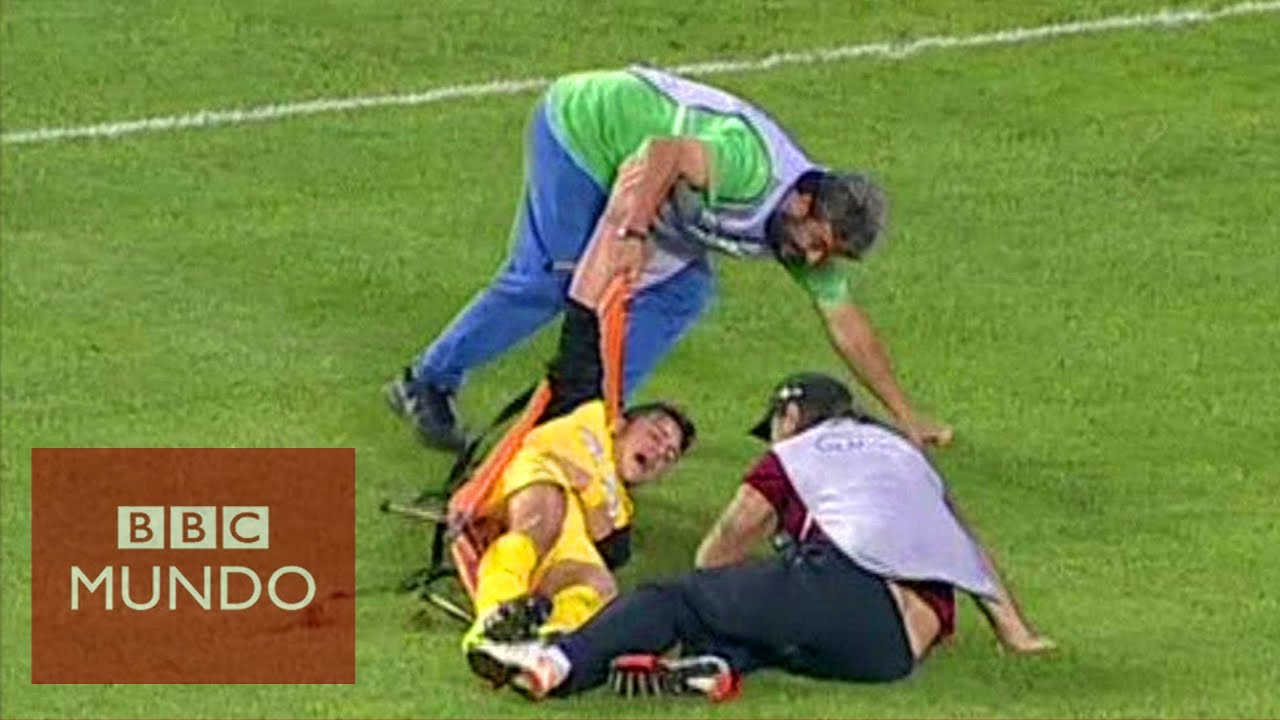 (Seguramente) los camilleros m&aacute;s torpes de la historia del f&uacute;tbol