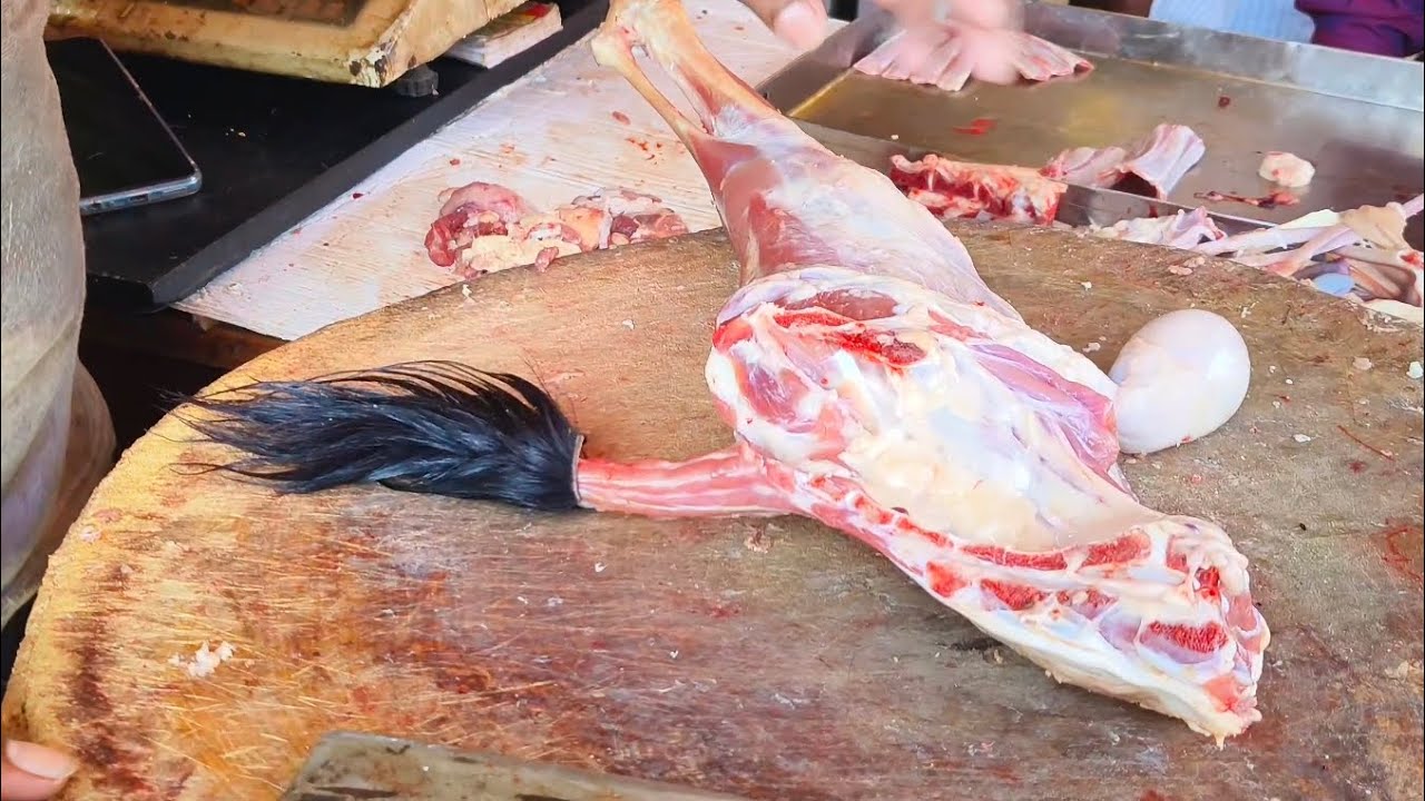 AWESOME MUTTON CUTTING SKILLS//SUNDAY CUSTOMERS ROYAL MUTTON SHOP KARIMNAGAR MOKHARAM PURA