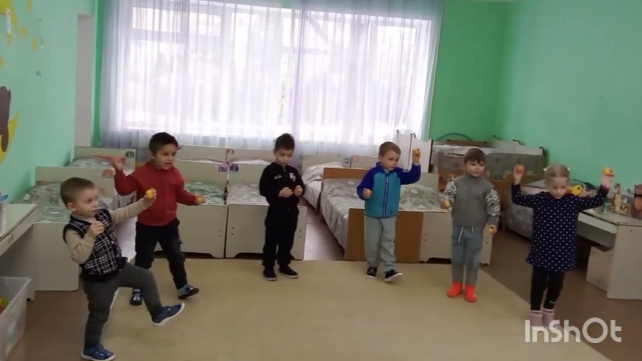 Ранкова руханка з саморобними марокасами. 