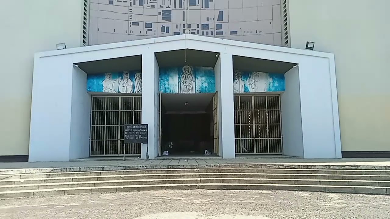 Знаменитый университет Киншасы, широко известный как «Уникин».