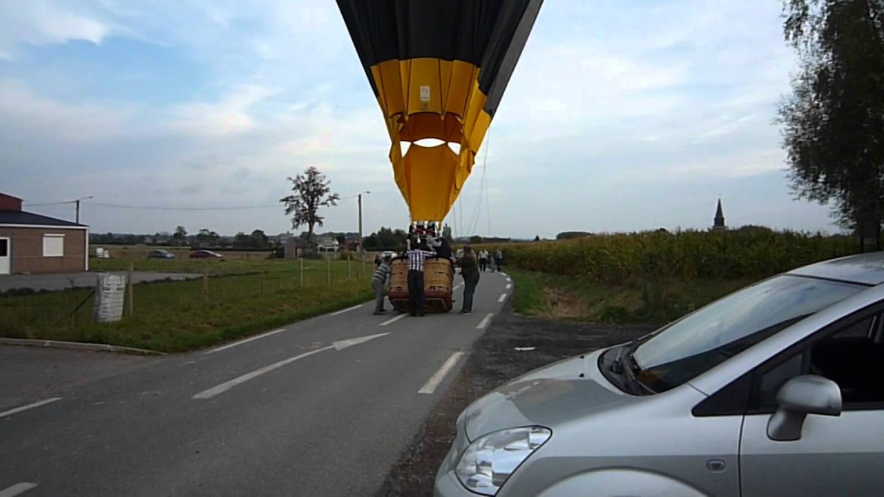 Atterrissage précis d'une Montgolfiére a Steenbecque.