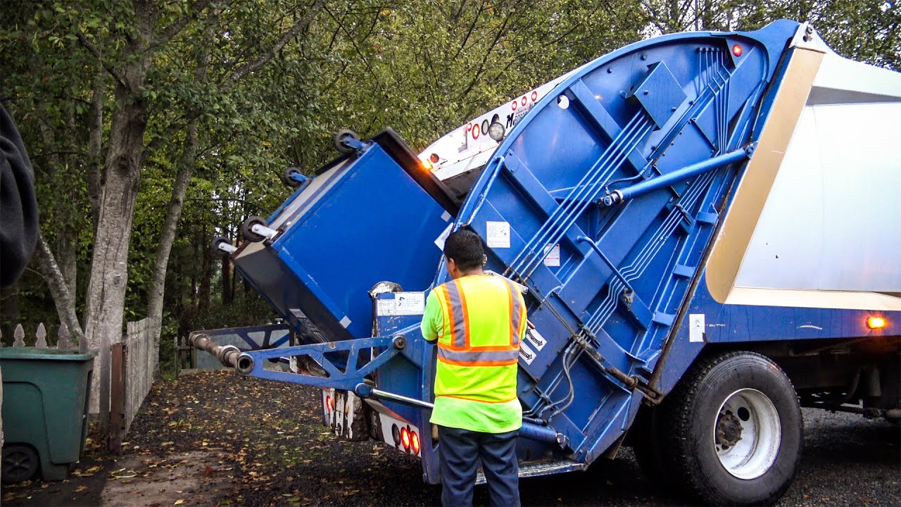 International 4900 - McNeilus Standard Rear Load Garbage Truck