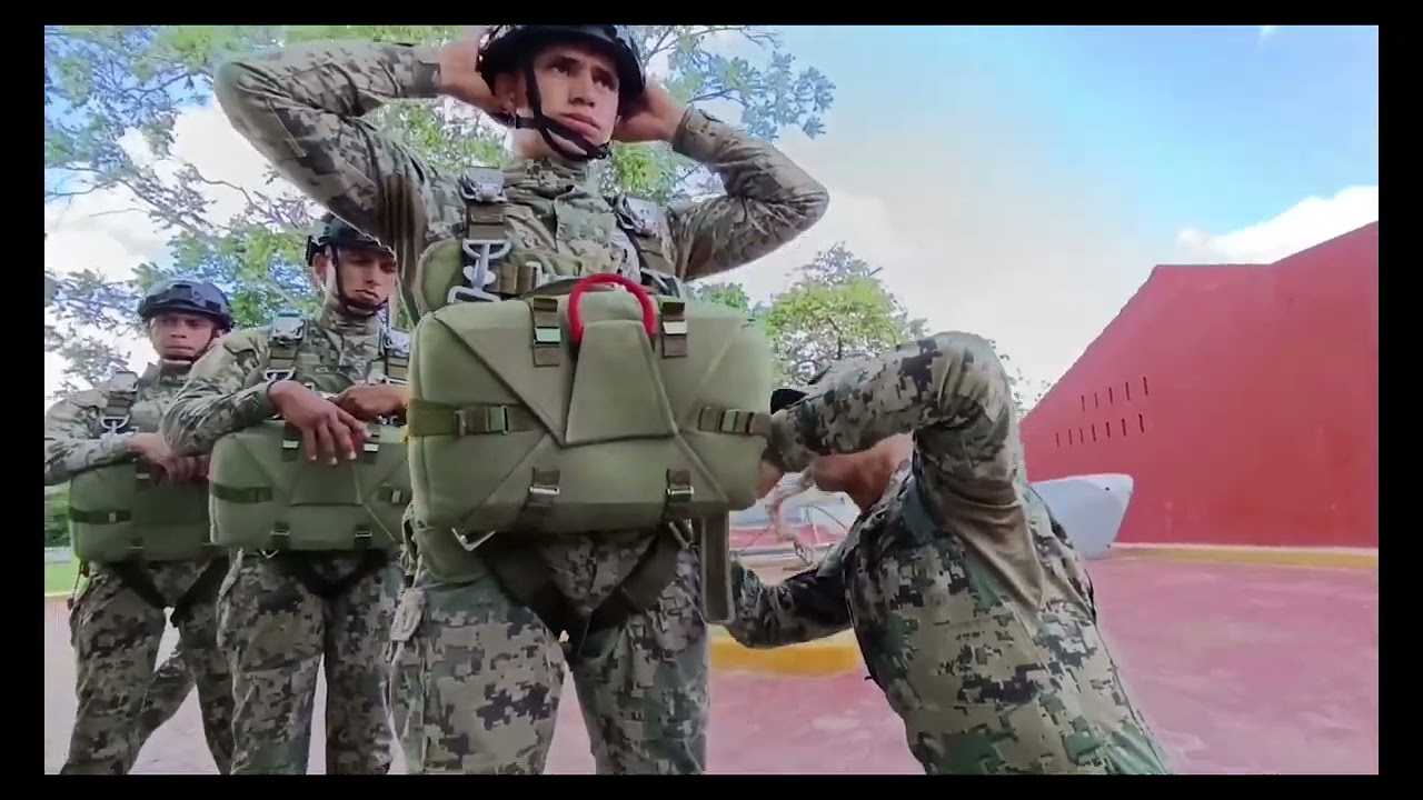 Saltos previos a la graduación de los cadetes de Ingeniería en Hidrografía del curso de Paracaidismo