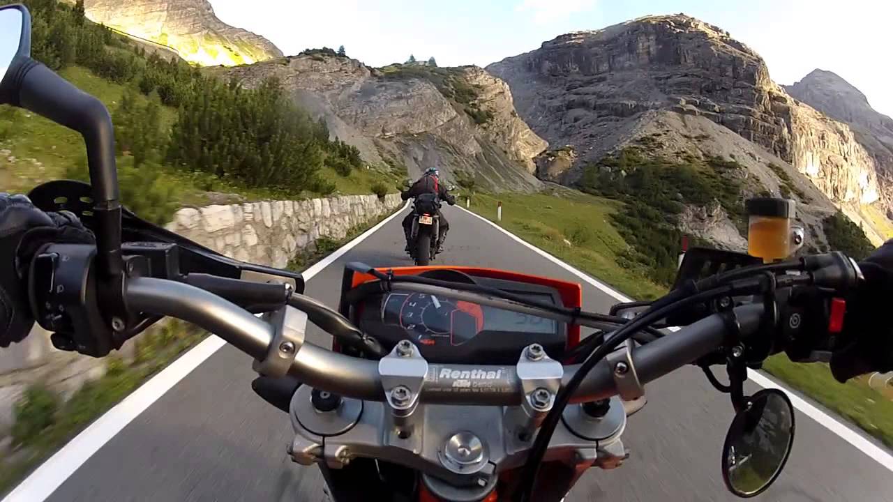 KTM 690 SMC vs Yamaha 660 XTX on Stelvio Pass [raw]