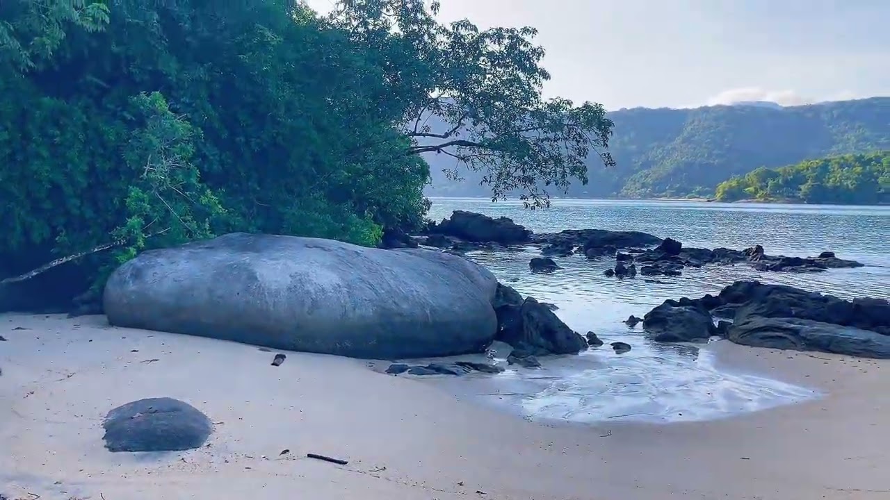 De veleiro na  ilha da Cotia em Paraty RJ 