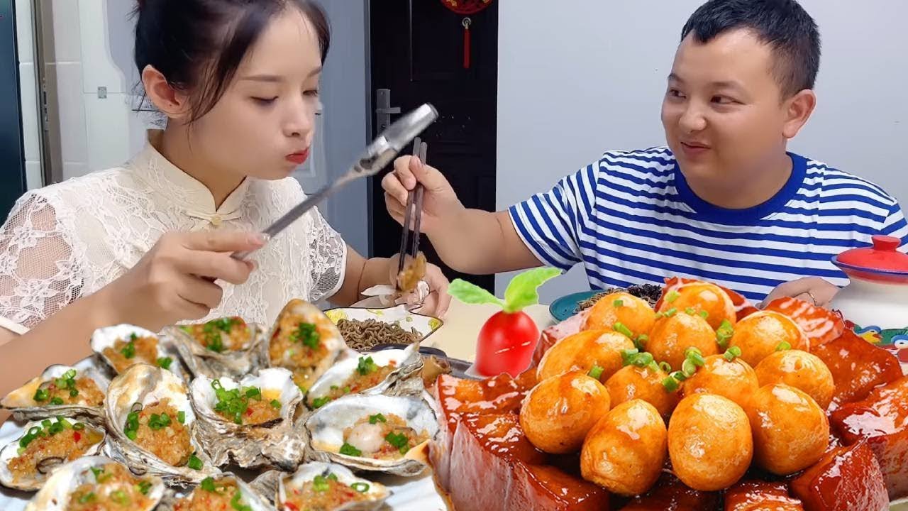 I told my stupid husband not to eat chicken feet, but he secretly ate so many!