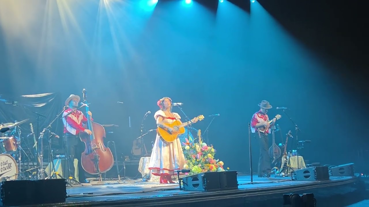 SIERRA FERRELL Live at the Utilita Arena, Birmingham 07/12/25, so chuffed to see her!!! 🎻💐🎸