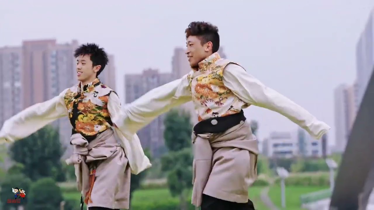 Плясать в парке по выходным, весело и легко!