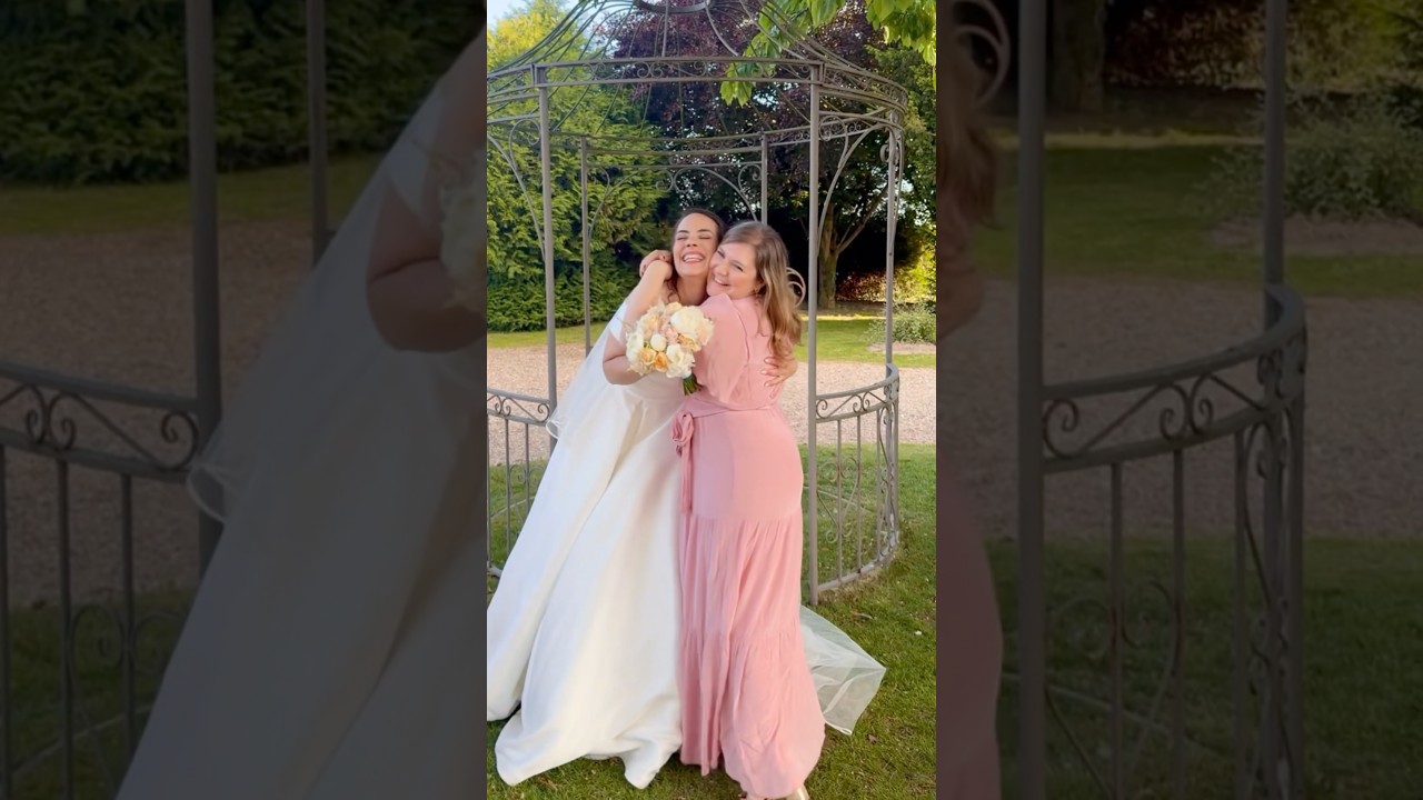 2 robes de mari&eacute;e, 2 beaux mariages, 2 mari&eacute;es heureuses 👰🏼&zwj;♀️👰🏻&zwj;♀️, 2 amies pour la vie 🤍