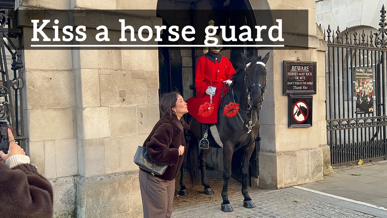 Kiss a horse guard 💋💋 