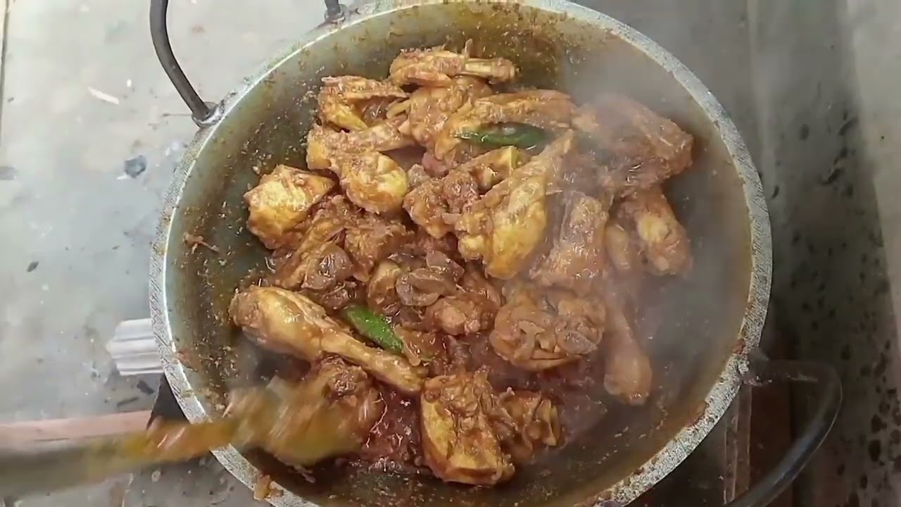 মুরগির মাংস আর চিংড়ি মাছ রান্না। 