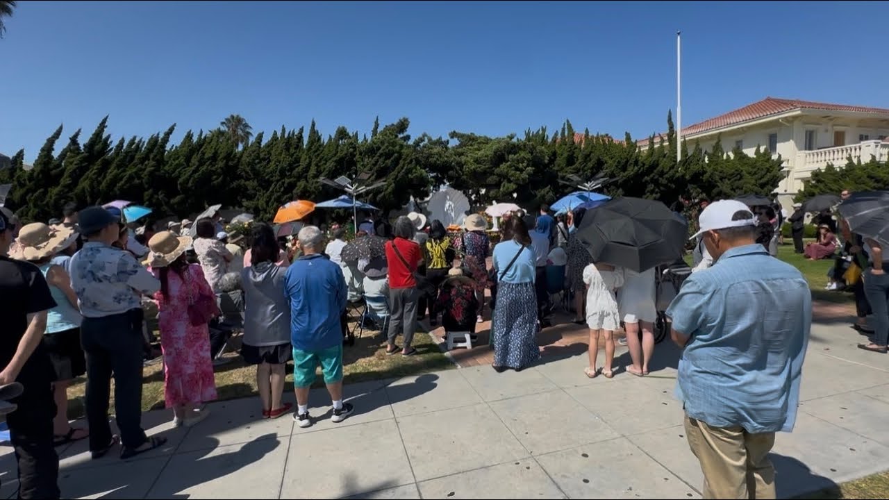 Lễ dâng ý nguyện, đọc kinh cầu nguyện tại tượng đài Đức mẹ Maria ở Long Beach, California 