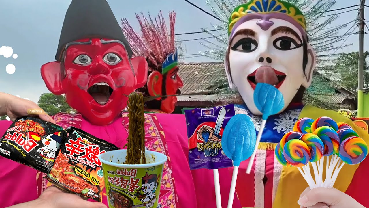 Ondel Ondel Pakai Peci Makan Mie kepedesan lalu miinta jajan permen - Ondel Ondel Betawi