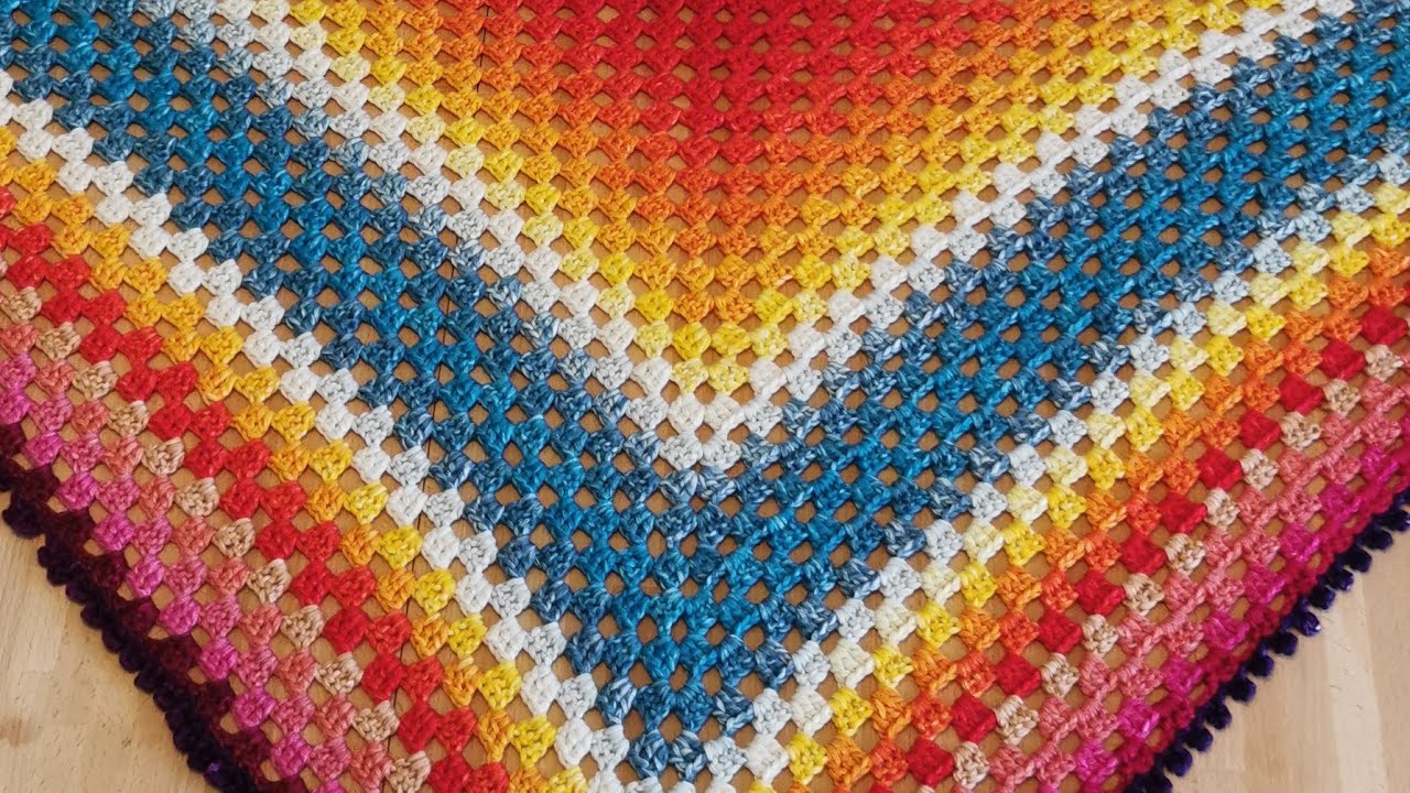 Scialle triangolare all'uncinetto. Schema facile anche per principianti.