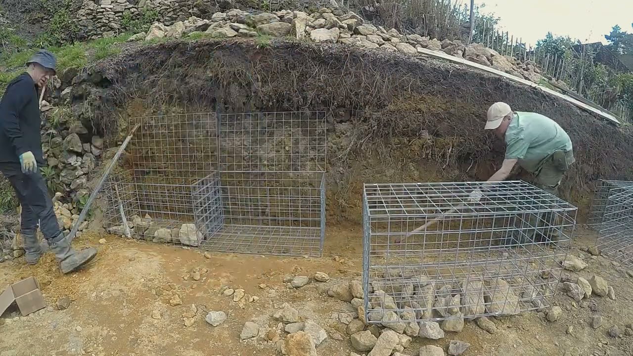 раскладывание габионов и их крепление вместе в первом ряду