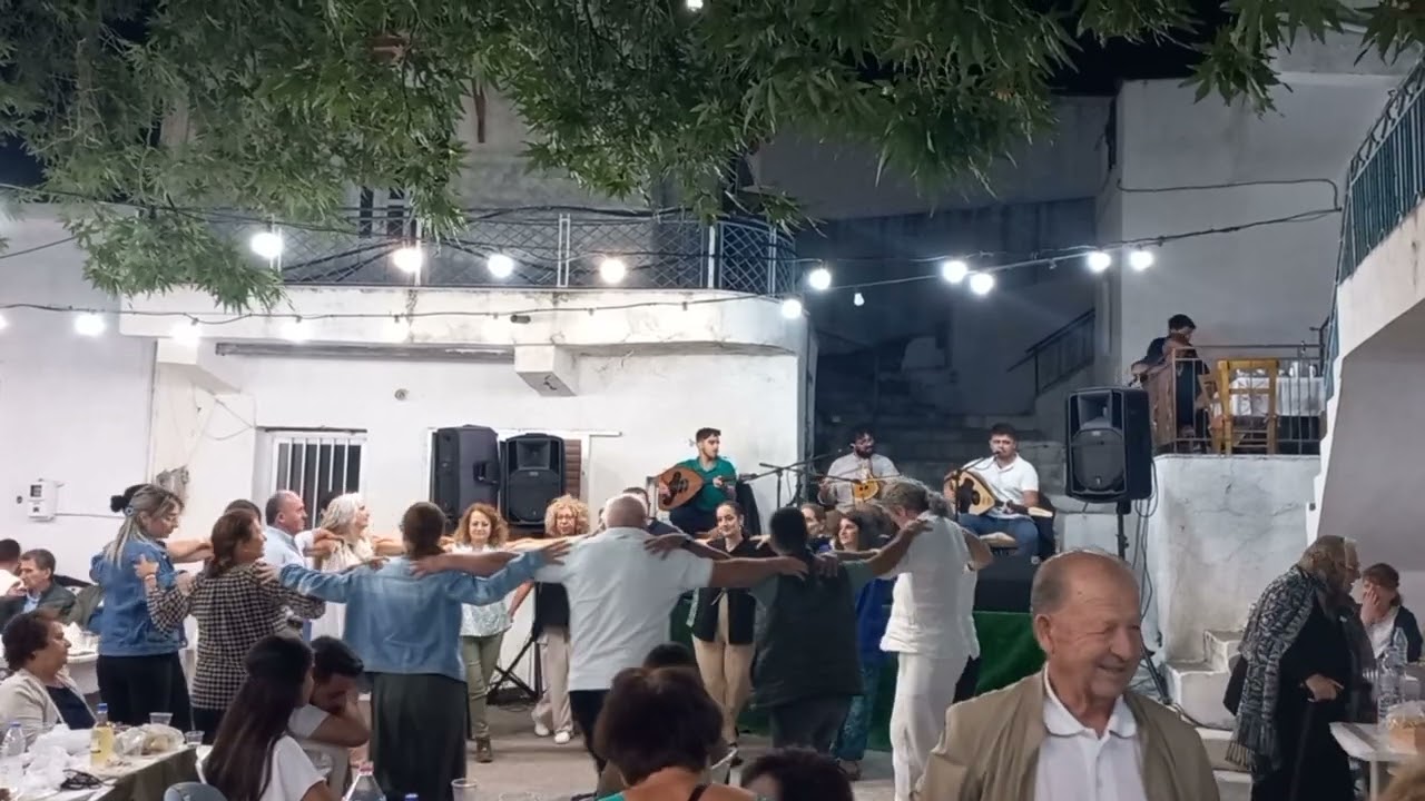 Νίκος Αυγουστινάκης /Κοντυλιές στη Δάφνη. Λαούτα: Δημήτρης Νικάκης και Μάνος Πρινιωτάκης