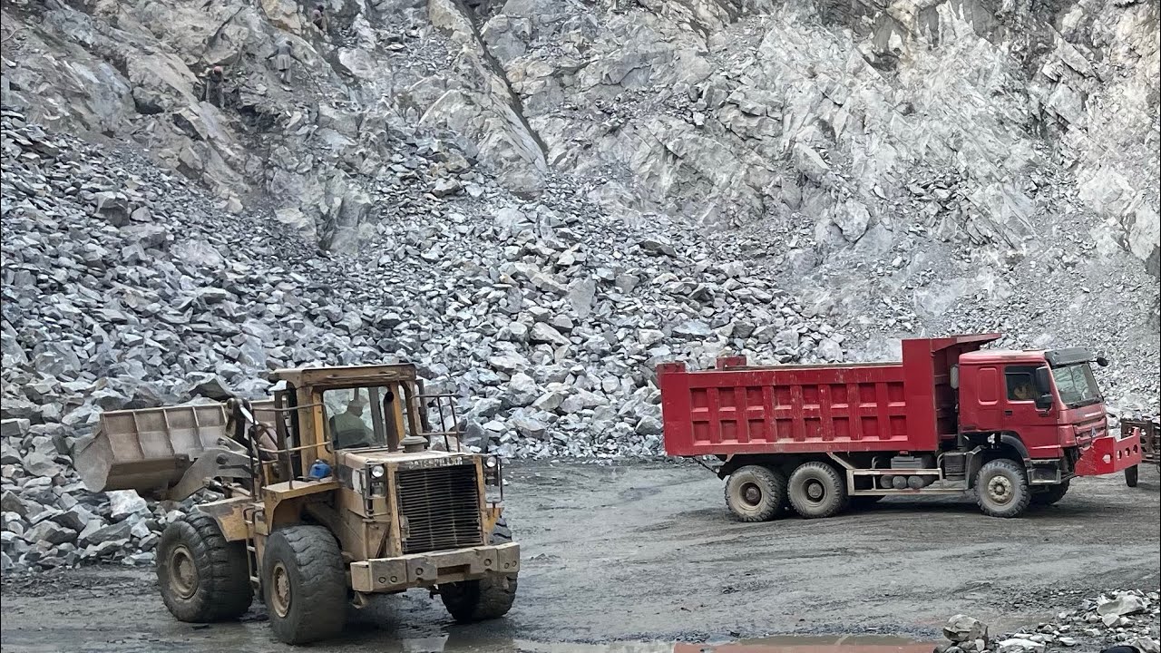 OLD CATERPILLAR LOADER VS HUGE ROCKS 🪨 LOADING IN DUMP TRUCK 🛻 