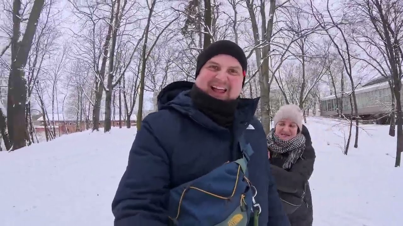 SZCZĘŚLIWY FRUGO BIEGA W ŚNIEGU❄️🐶