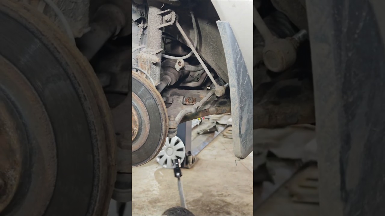 Замена передних рычагов подвески на Рено Колеос  #car #cars #ремонт #koleos #renault #колеос #shorts