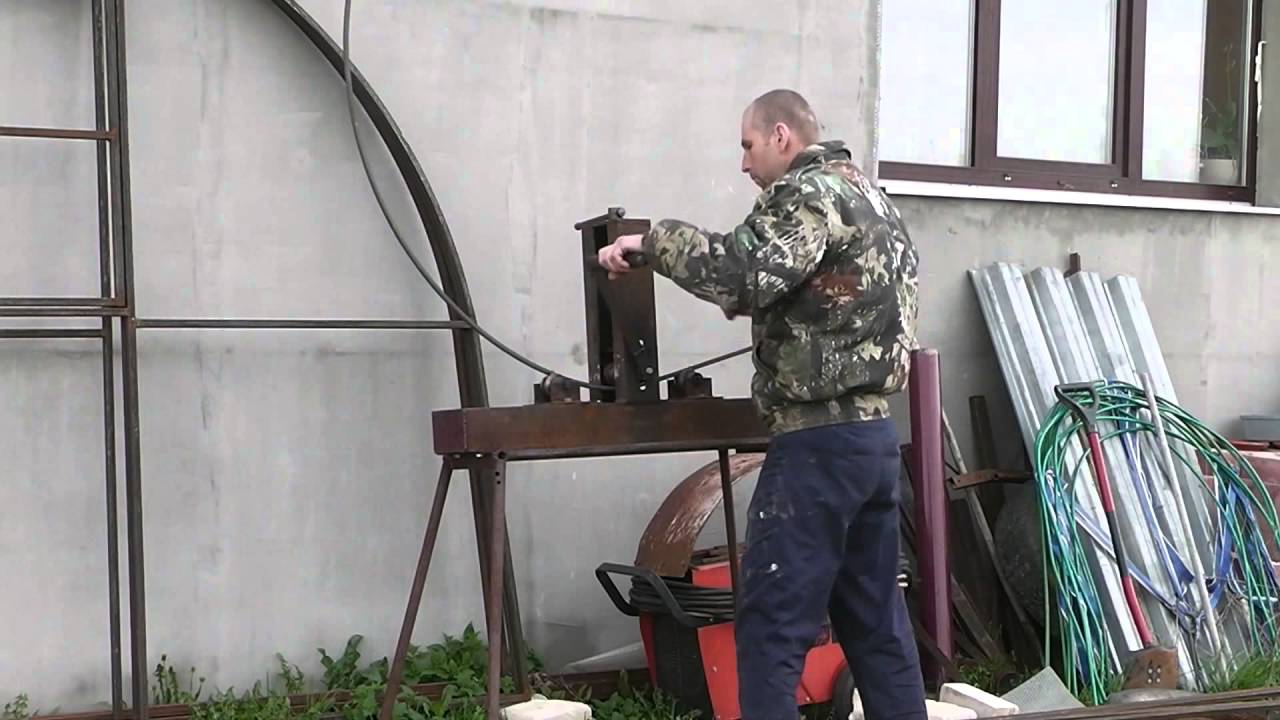 Садовая арка для въющихся растений из арматуры