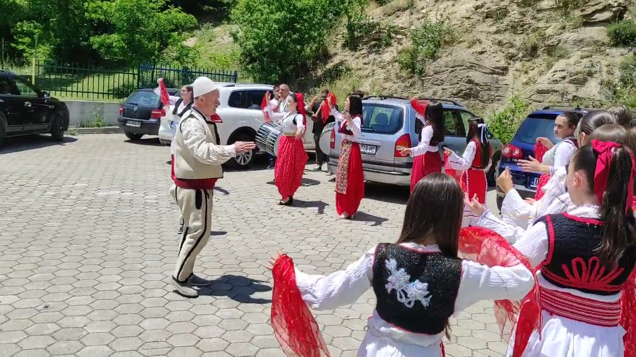 Valle tradicionale Opojare luajtur nga djemtë dhe vajzat 