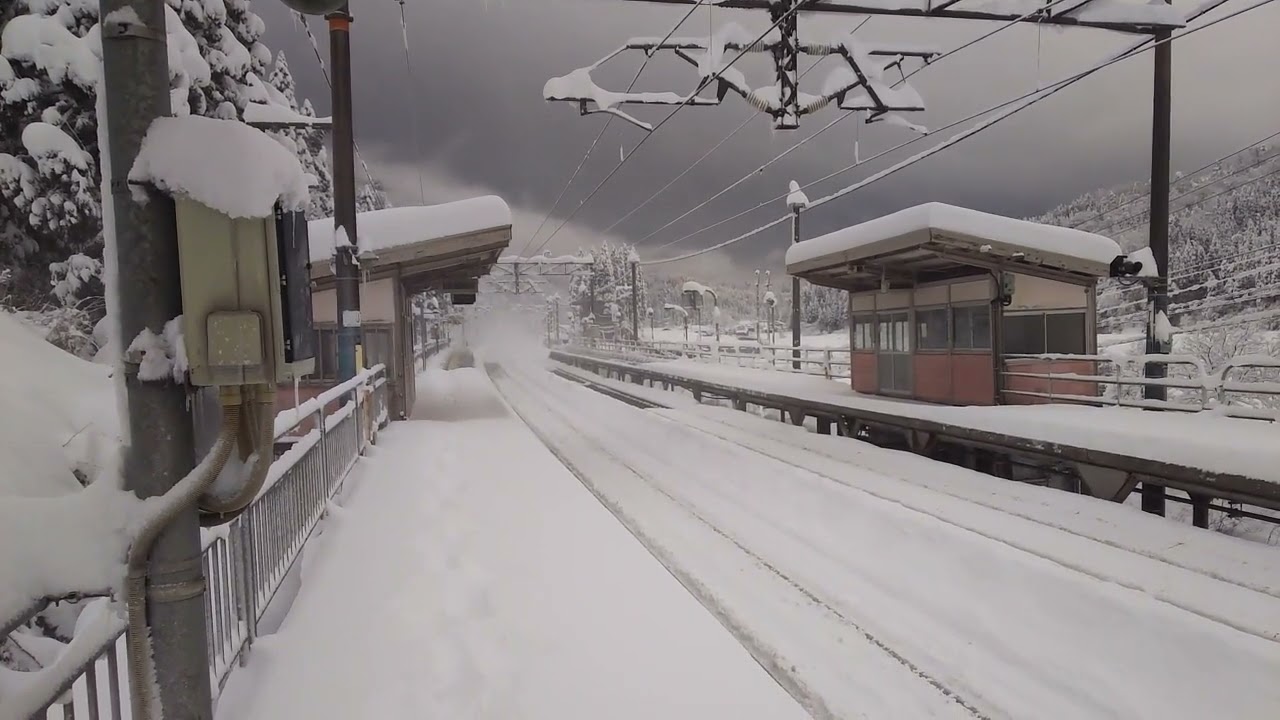 南今庄を通過する列車（特急２本、貨物１本）