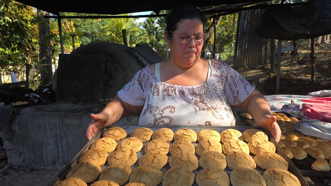 Pan en  horno de Tierra con Doña Elvira Valle Magdalena La Jigua  Copán  #lajiguacopan #pandehorno
