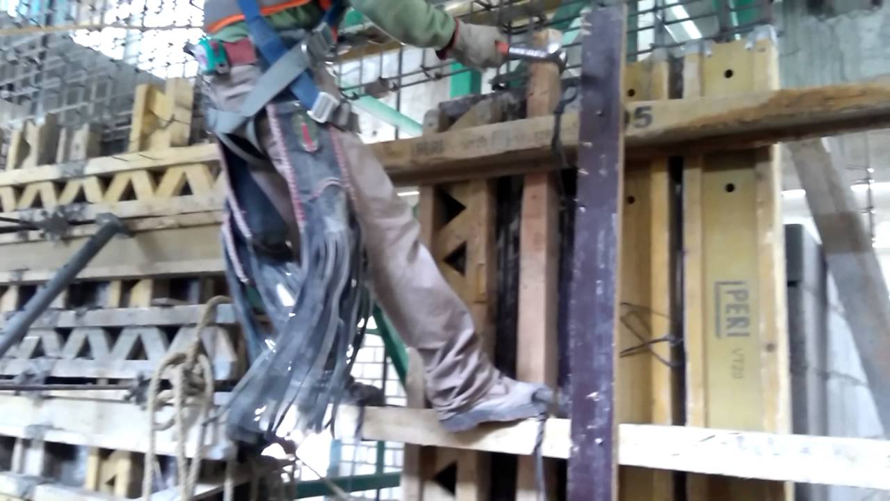 Amarrándo alambron para muros de elevador