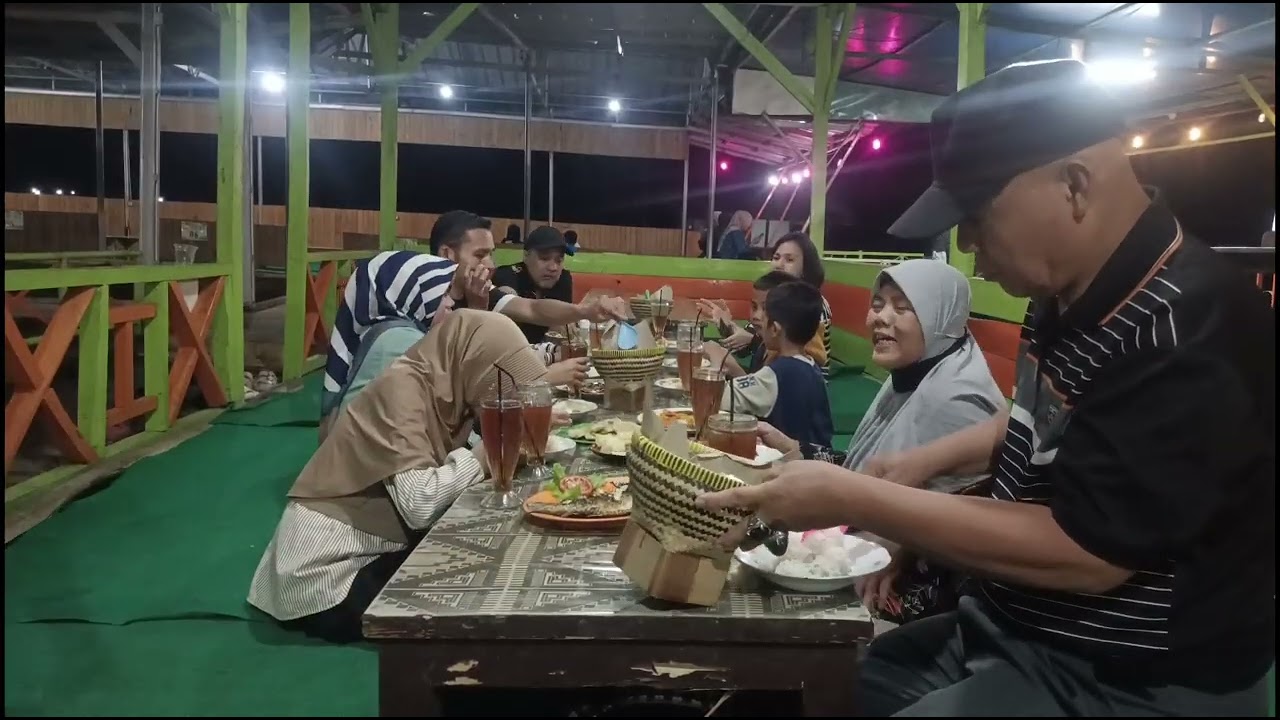 Makan di danau Lido