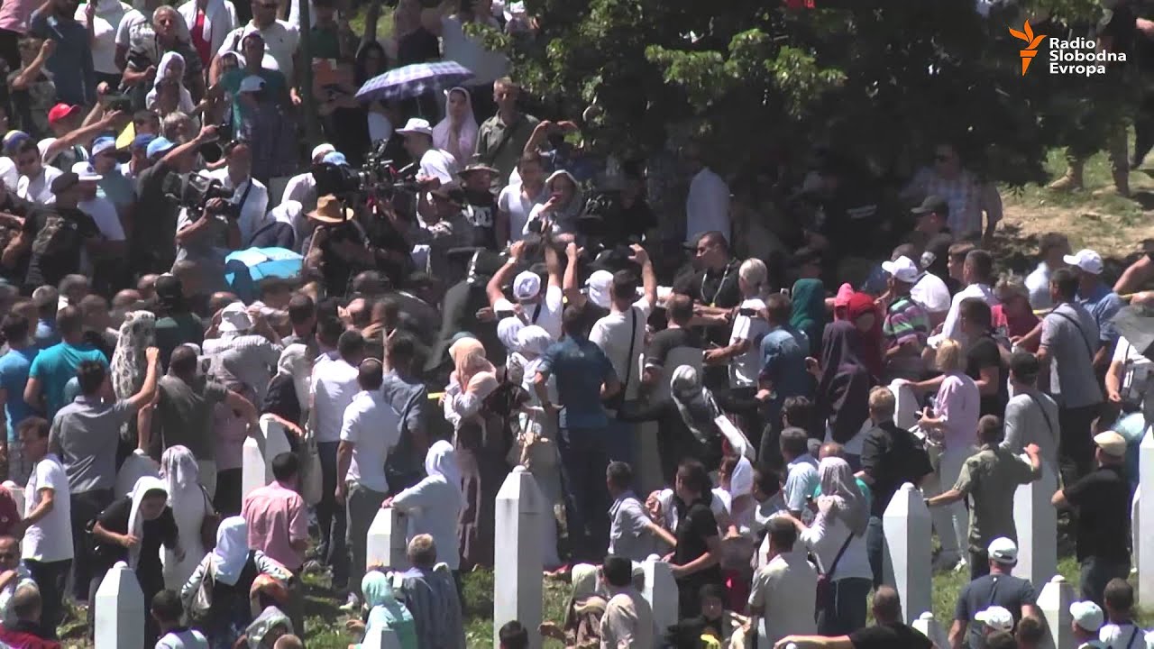 Napadnut premijer Srbije Aleksandar Vučić u Potočarima