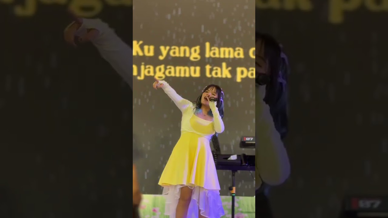 250118 Idgitaf - Sedia Aku Sebelum Hujan di acara Glow7opia Pakuwon Mall Surabaya 